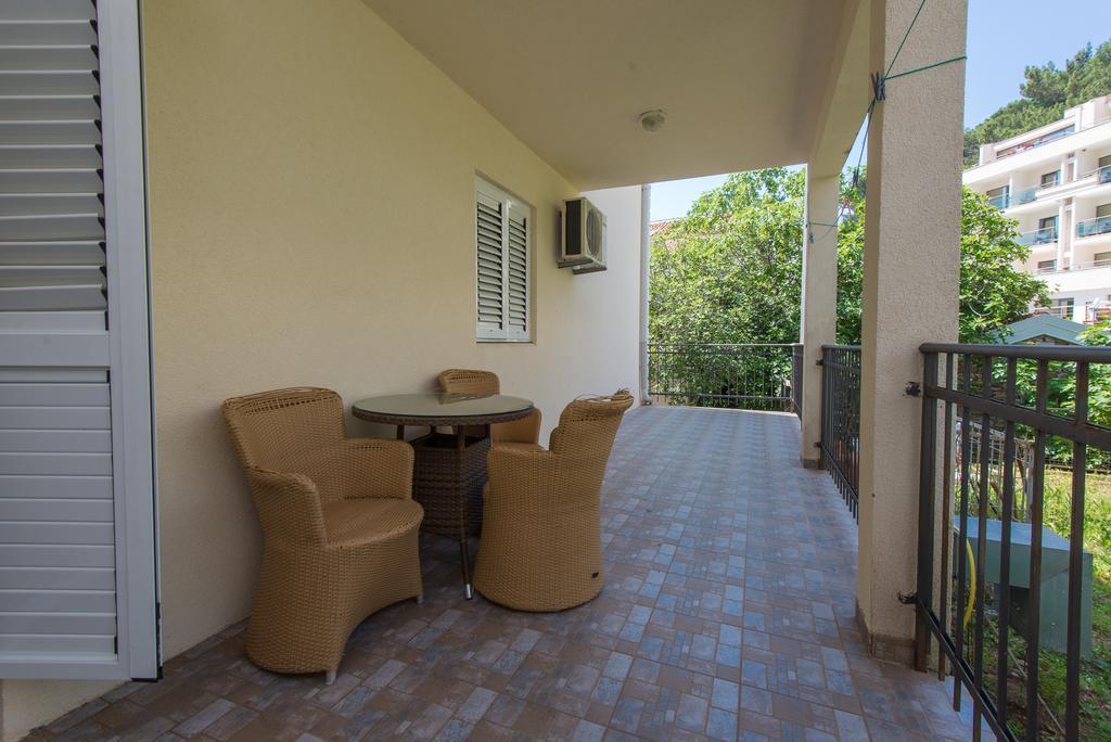 Apartments Mtv Petrovac Bagian luar foto