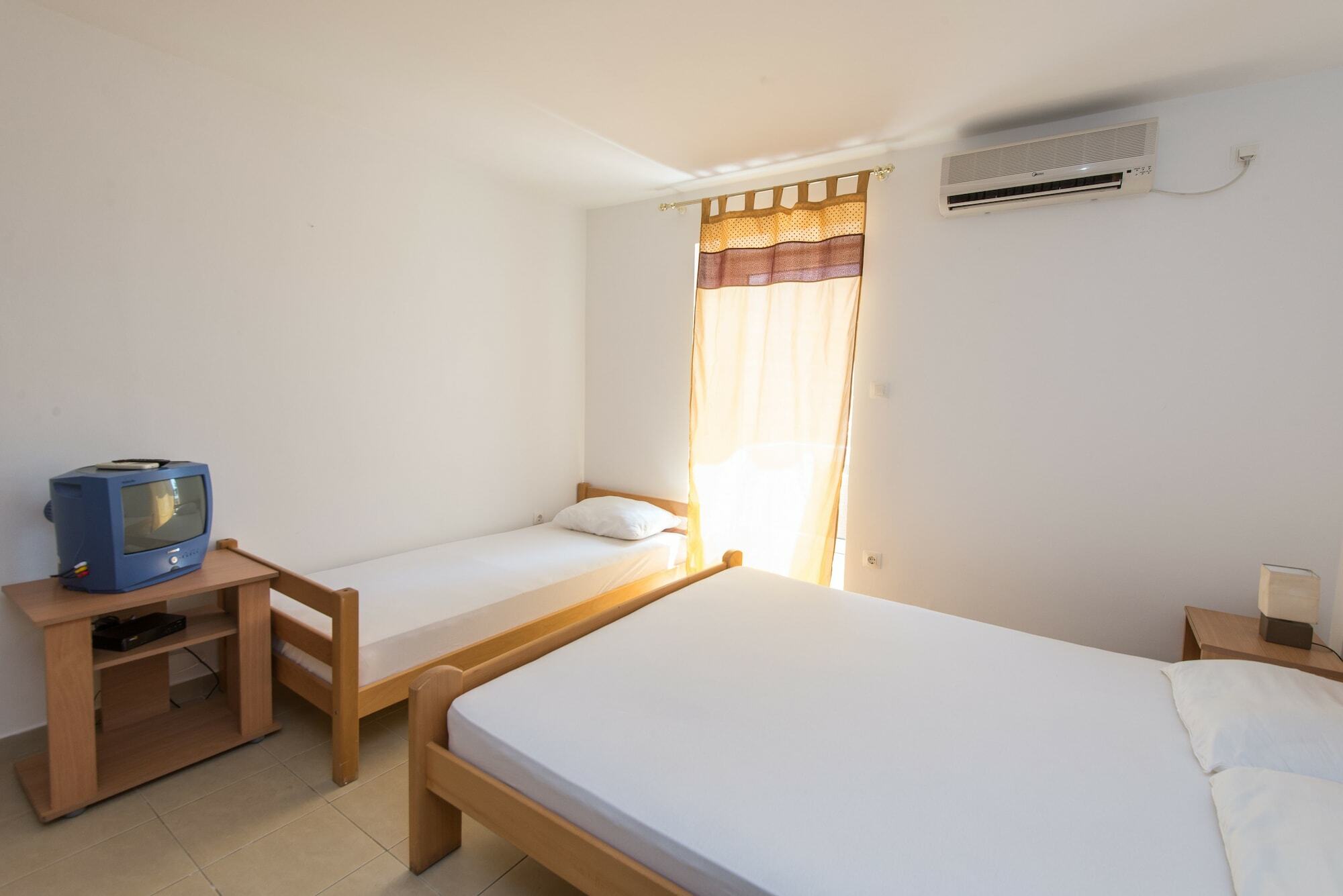 Apartments Mtv Petrovac Bagian luar foto